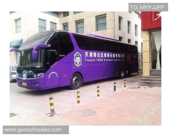 足球明星乘坐大巴车的精彩瞬间展现球队团结与风采 足球明星乘坐大巴车的精彩瞬间展现球队团结与风采