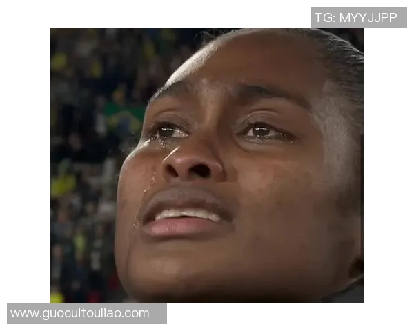 足球明星在国歌演唱中泪洒赛场感动全场球迷情深意切