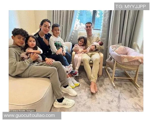 足球明星温馨瞬间亲自为女儿扎辫子展现父爱与柔情