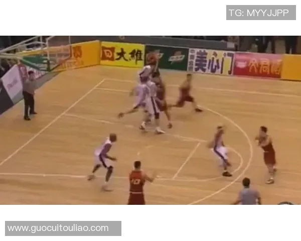 篮球明星刘玉栋的传奇生涯与对中国篮球的深远影响探讨 篮球明星刘玉栋的传奇生涯与对中国篮球的深远影响探讨